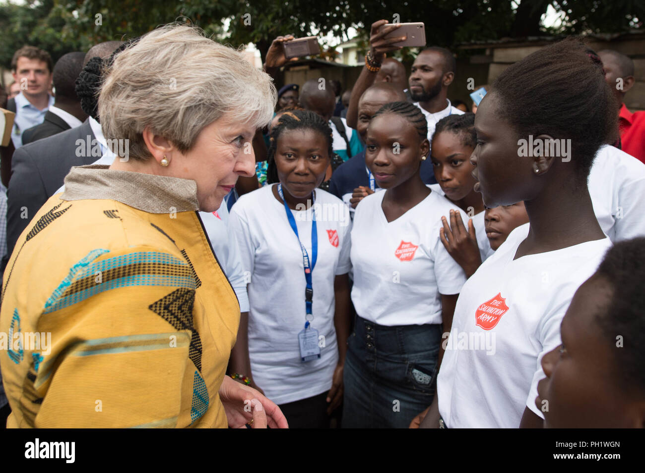 Il primo ministro Theresa Maggio incontra gli operatori della carità a un esercito della salvezza centro in Lagos il giorno due del suo viaggio in Africa, dove ha discusso le moderne forme di schiavitù e ha visto il lavoro che stanno facendo per rendere i nigeriani più consapevoli delle minacce di schiavitù. Foto Stock