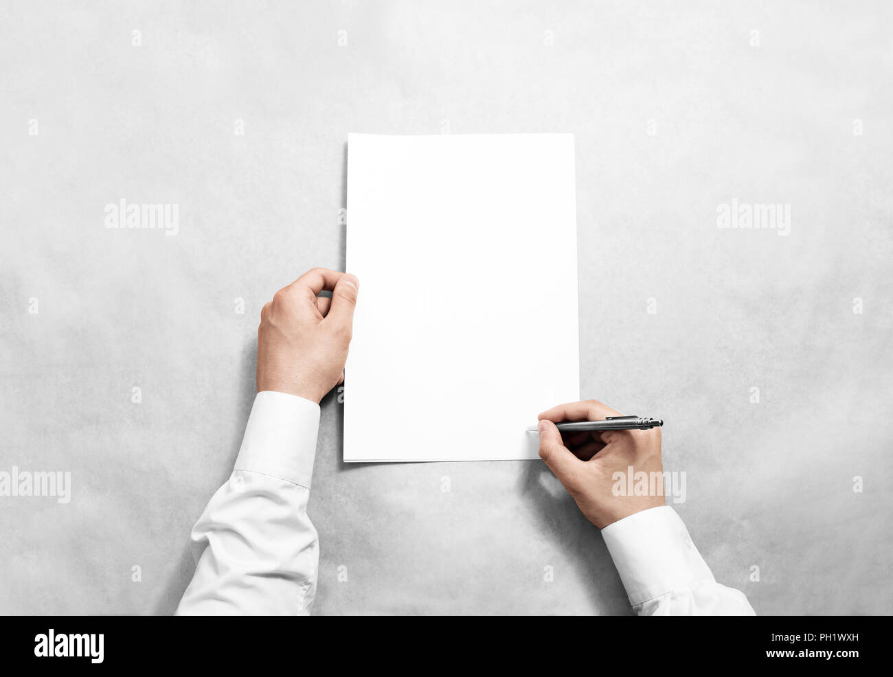 Tenere in mano contratto vuoto mockup e firma. Braccio in shirt tenendo chiaro modello di documento mock up. Accordo superficie di progettazione. Semplice legale pura pape Foto Stock