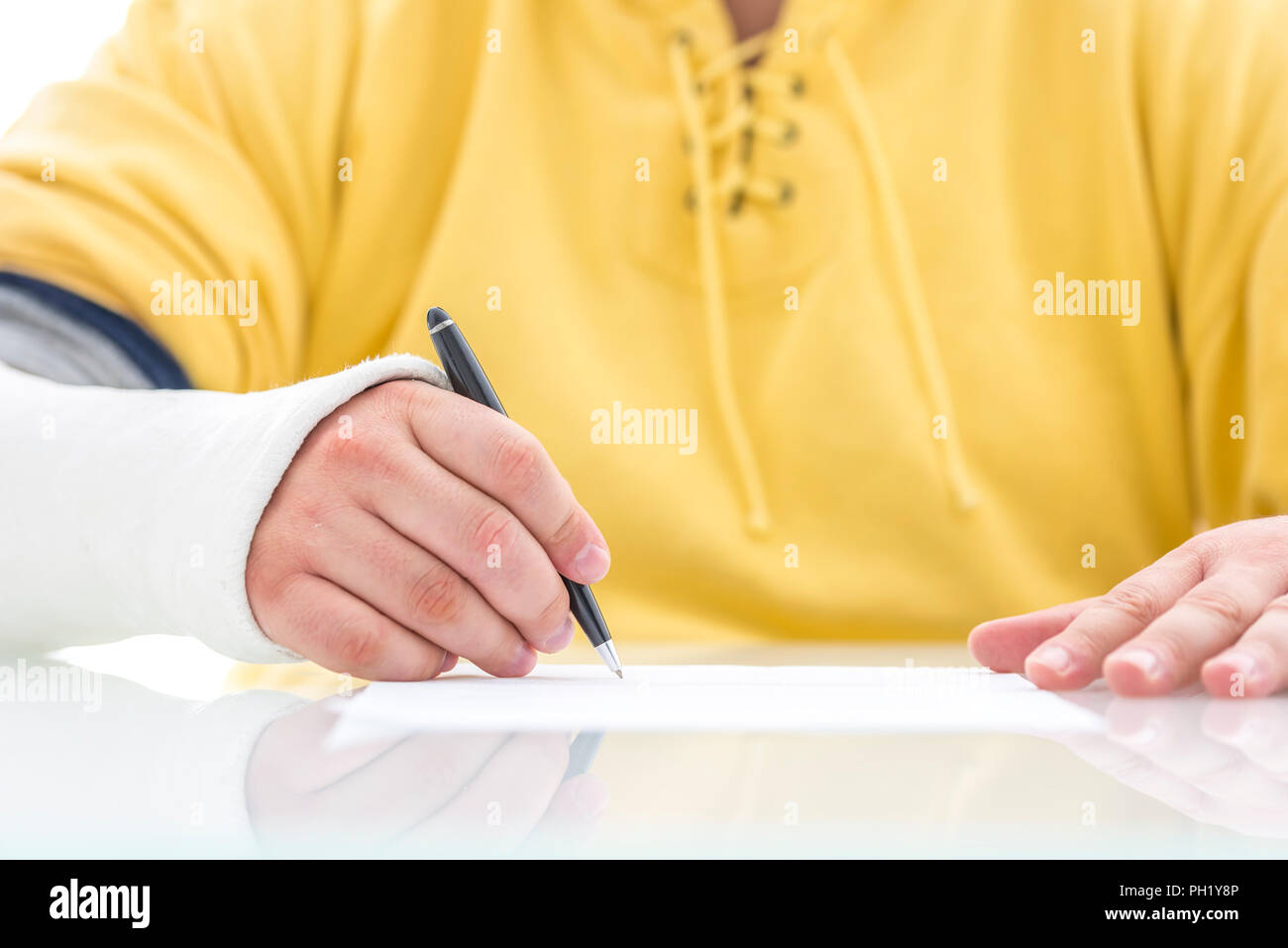 Primo piano di feriti maschio in mano un cast firma polizza assicurativa rivendicazione. Foto Stock