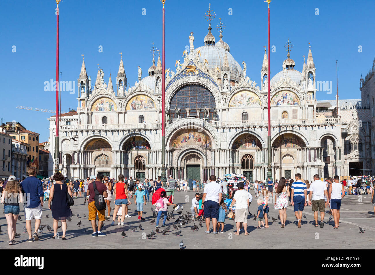 I turisti viewng Basilica San Marco (ST MARKS Cattedrale), Piazza San Marco, Piazza San Marco, San Marco, Venezia, veneto, Italia, cielo blu serata estiva Foto Stock