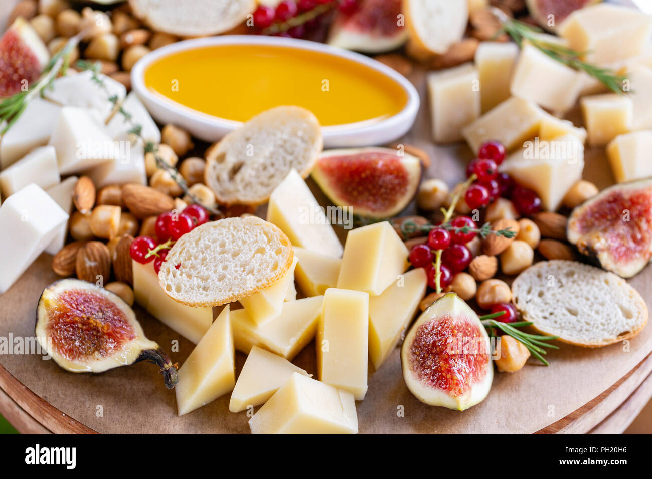 Light snack italiani. Un tavolo da buffet a cena. Il piatto di formaggi.  Una deliziosa miscela di formaggio su un tavolo di legno. Degustazione  piatto su una lastra di legno. Cibo per