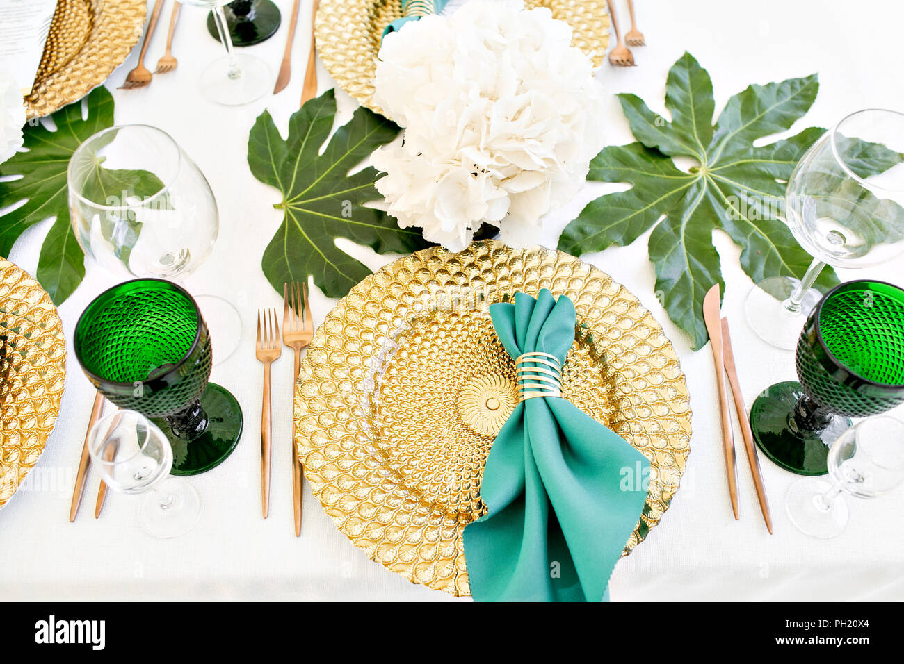 Bella sala banchetti sotto una tenda per un ricevimento di matrimonio. Interno di un matrimonio decorazione tenda pronto per gli ospiti. Decor e fiori. Tema verde Foto Stock