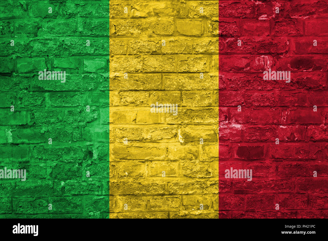 Bandiera del Mali su un vecchio muro di mattoni di sfondo, superficie Foto Stock