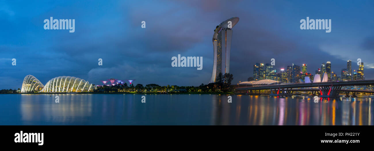 Singapore; notte fotografia; Bay frontale; Bay Gardens; Marina Bay Sands Hotel. Foto Stock