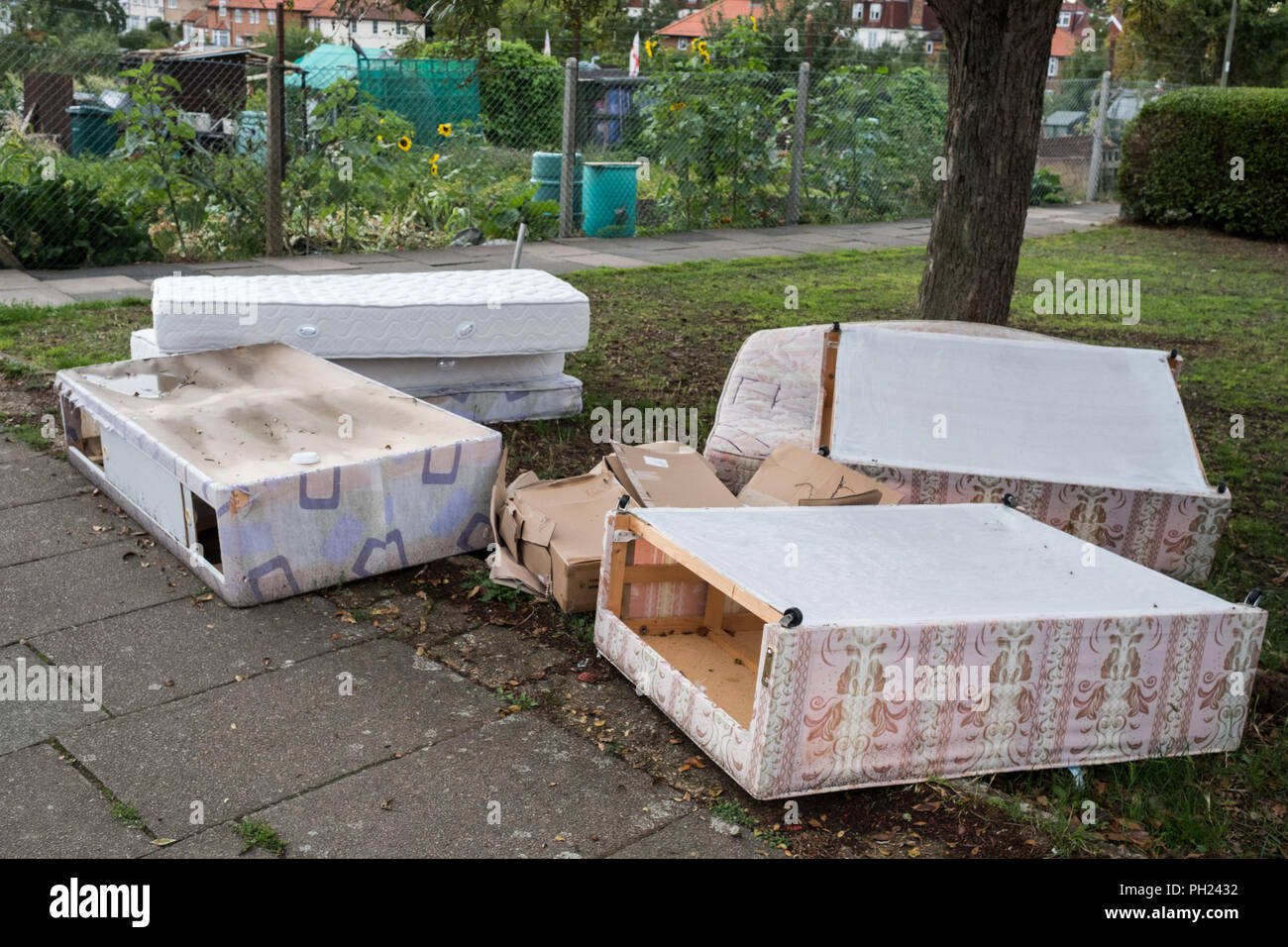 Letti e Materassi oggetto di pratiche di dumping su un angolo di strada nel nord di Londra Foto Stock