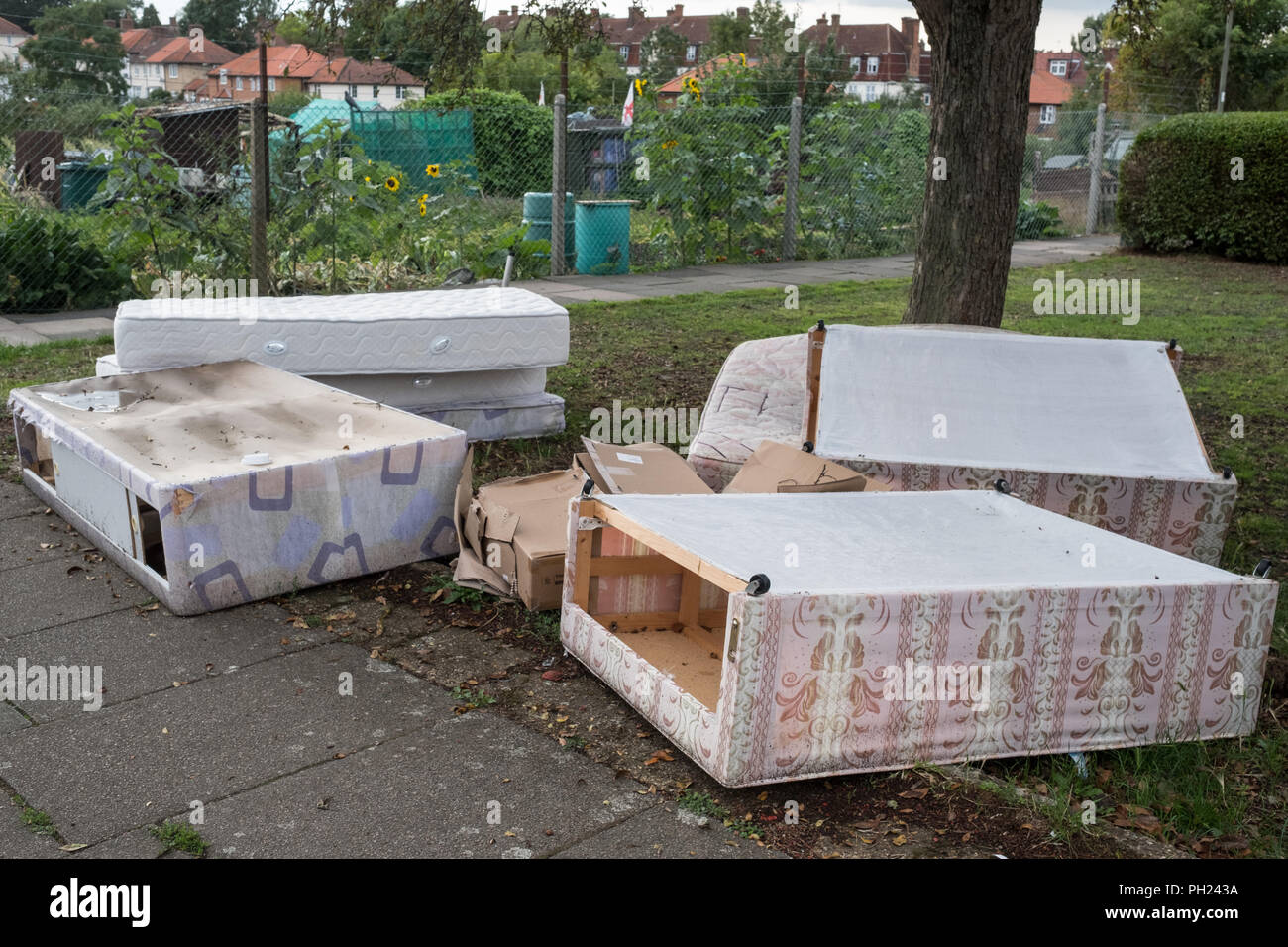 Letti e Materassi oggetto di pratiche di dumping su un angolo di strada nel nord di Londra Foto Stock