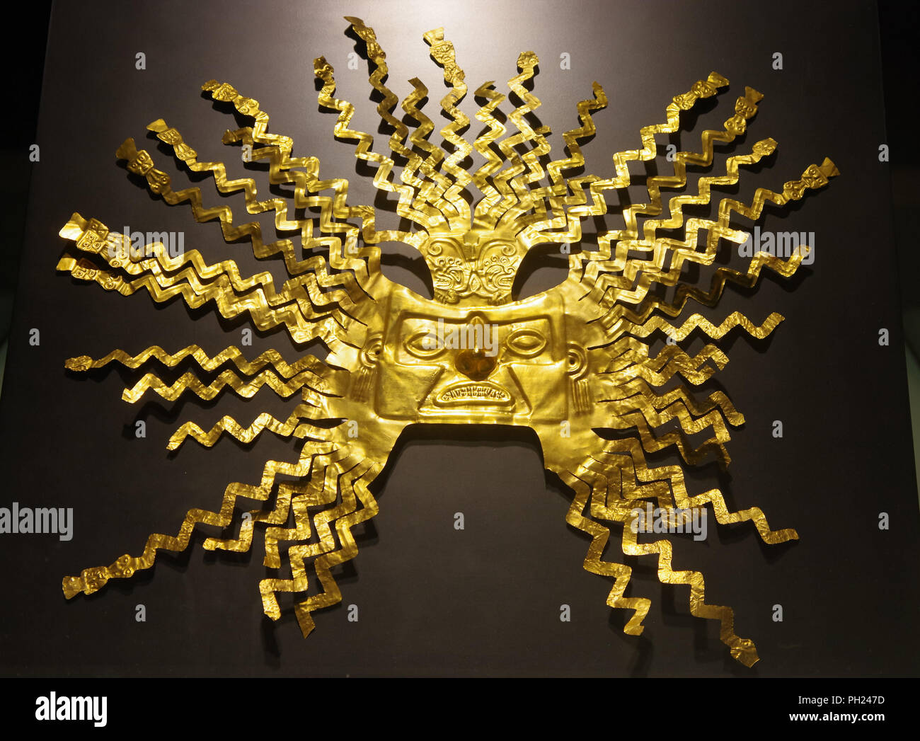 QUITO, ECUADOR - 24 agosto 2018: Close up beautiful Golden Inca all'interno della maschera di el Agora museum situato in Casa de la Cultura in Quito Ecuador. Foto Stock