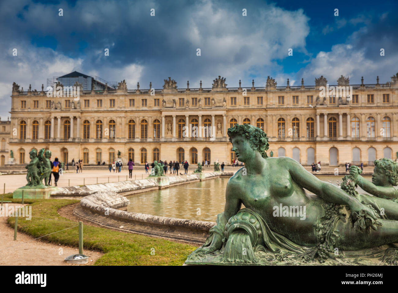 Parigi, Francia - Marzo 2018: il giardino del Palazzo di Versailles in un gelido inverno giorno appena prima della primavera Foto Stock