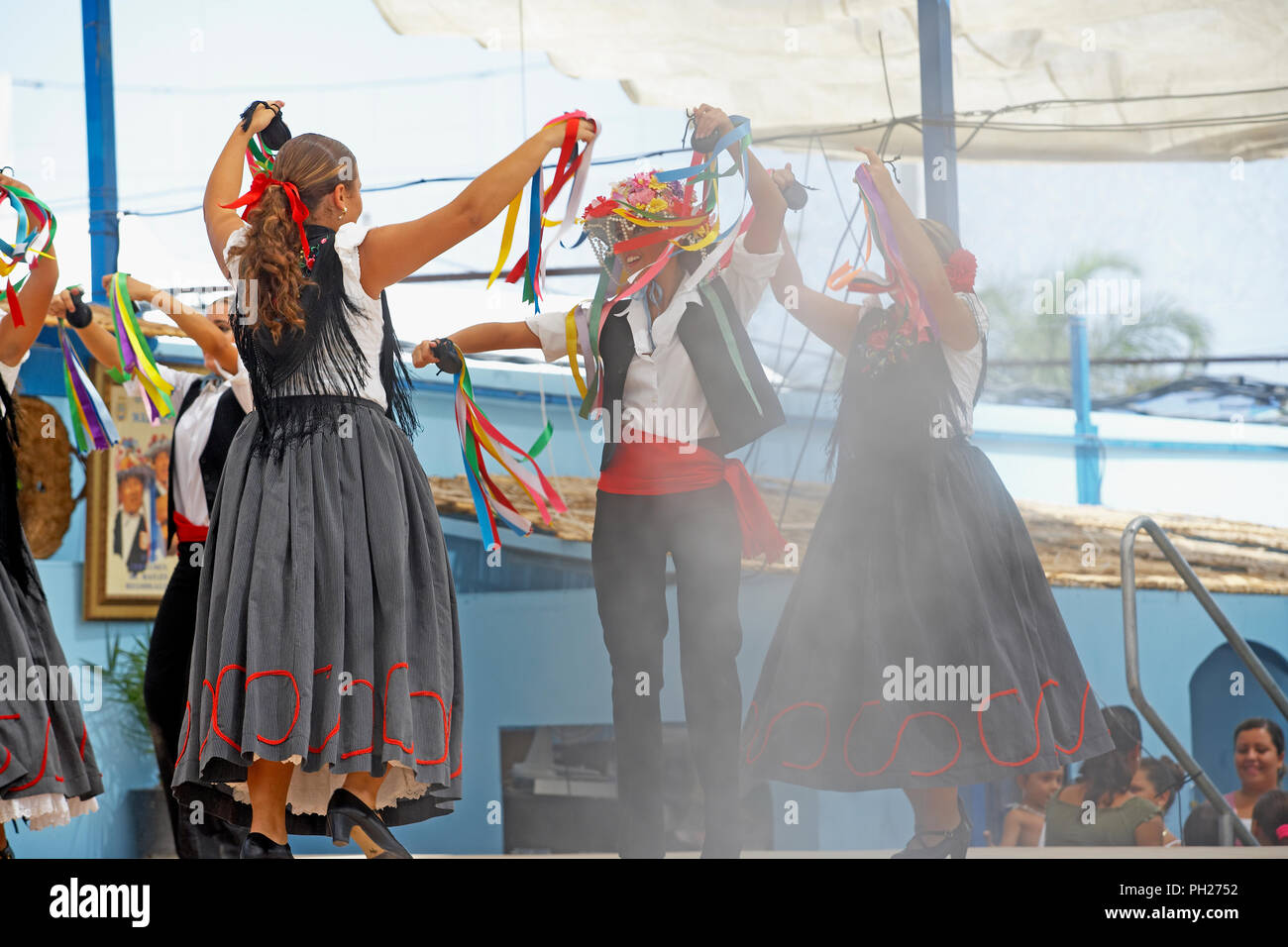 I giovani di eseguire una danza flamenca durante la celebrazione del Festival di Malaga, Malaga, Andalusia, Spagna, Europa Foto Stock