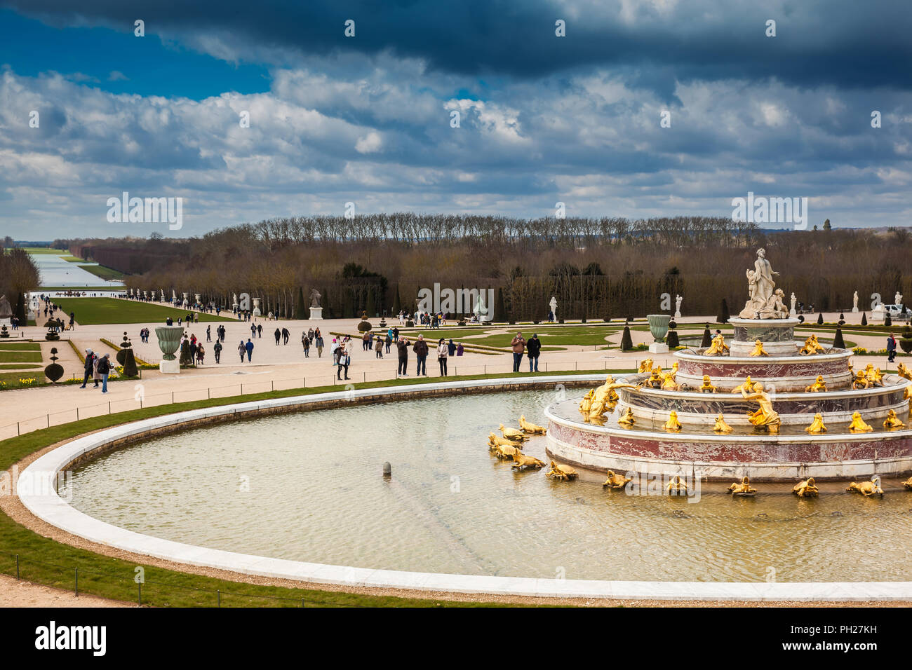 Parigi, Francia - Marzo 2018: il giardino del Palazzo di Versailles in un gelido inverno giorno appena prima della primavera Foto Stock