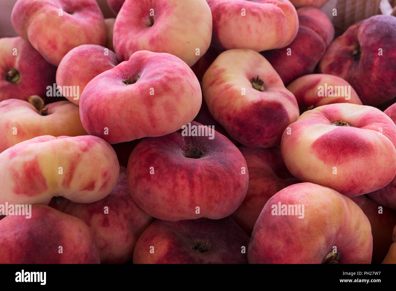 Rosso fresco ciambella peach background come abbondanza simbolo del raccolto. Cibo vegetariano concetto con frutti maturi Foto Stock