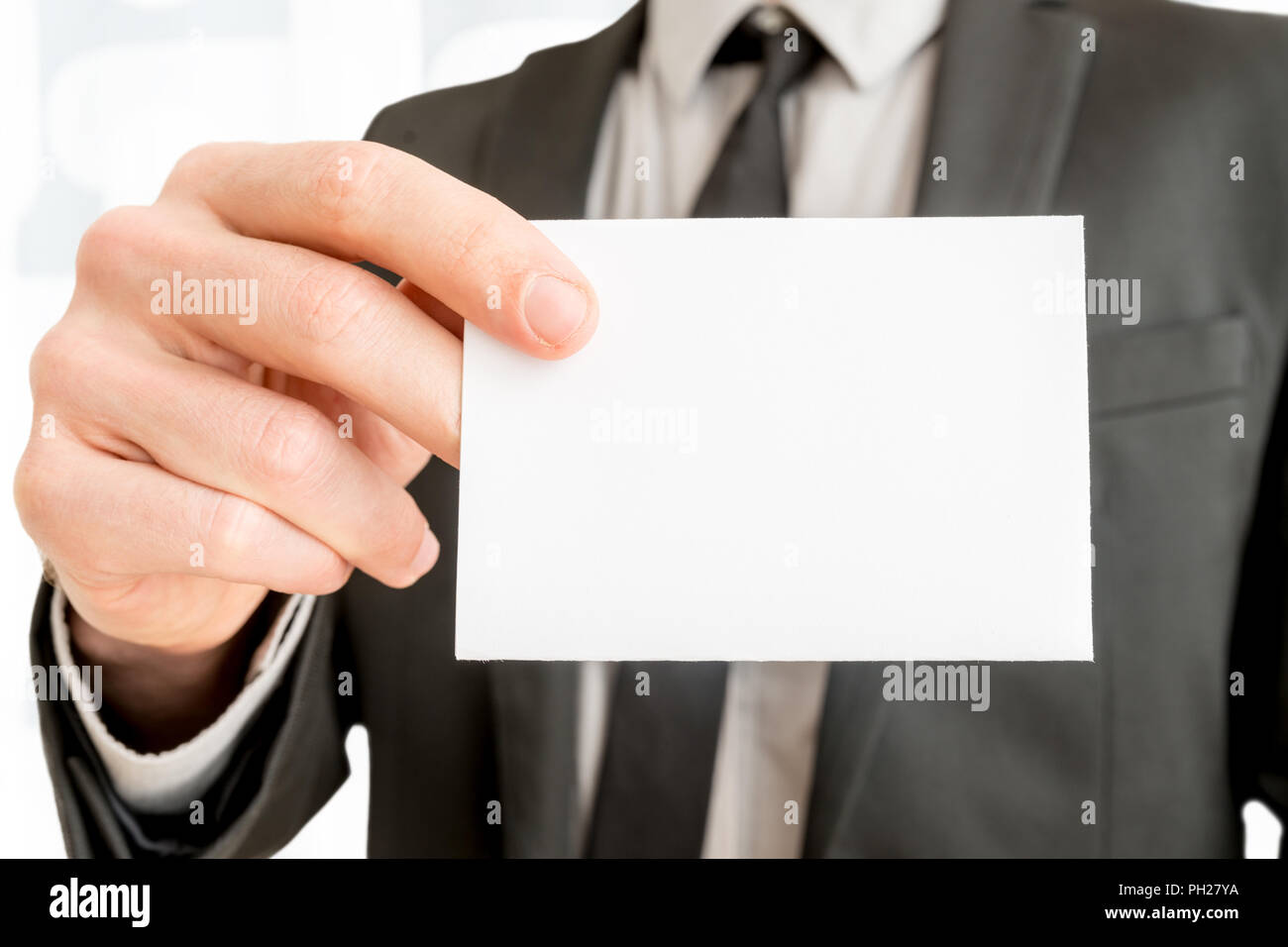 Primo piano di imprenditore che mostra la schermata bianca vuota business card con spazio copia pronta per informazioni di contatto o altre informazioni aziendali. Foto Stock