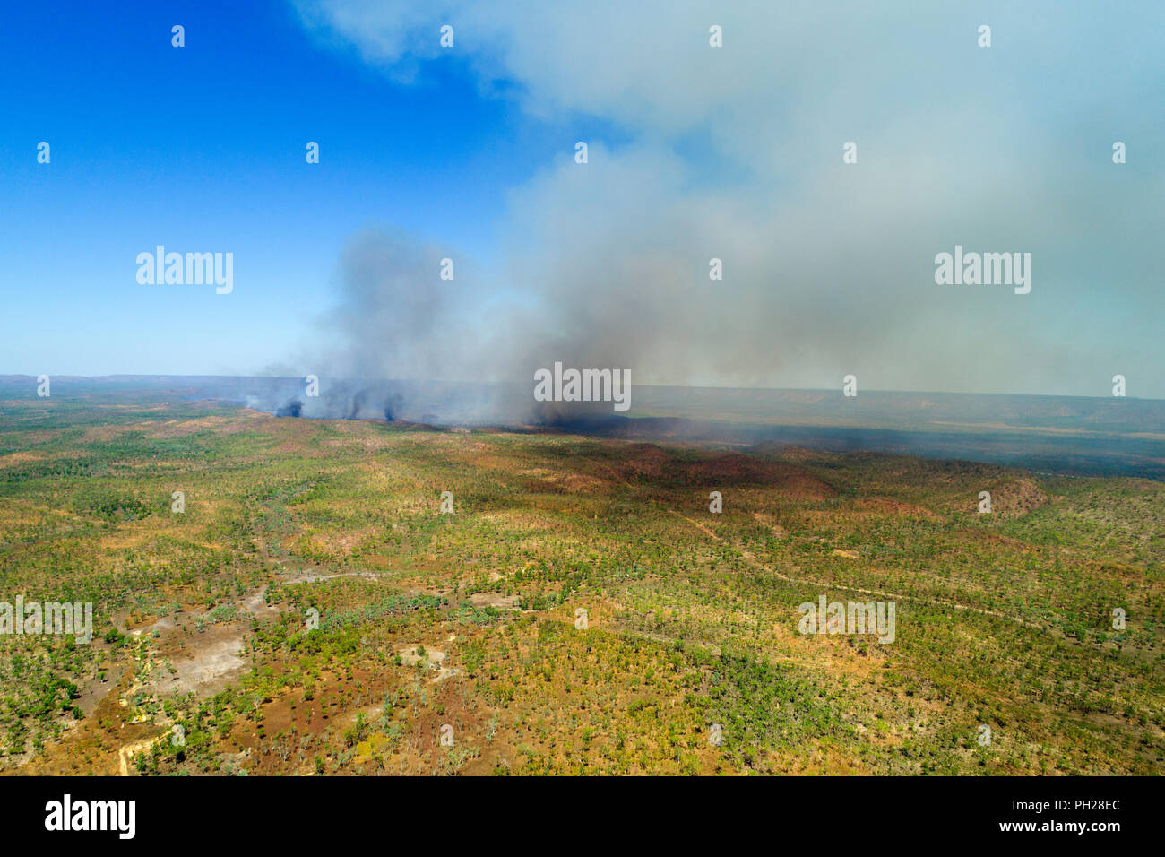 Vista aerea di bush fire in outback australiano, Territorio del Nord, l'Australia Foto Stock