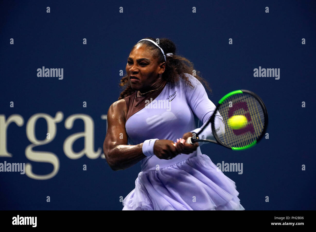 New York, Stati Uniti. Il 29 agosto, 2018. Flushing Meadows, New York - Agosto 29, 2018: US Open Tennis: Serena Williams in azione durante la sua seconda partita contro l'avversario Carina Withoeft della Germania alla US Open a Flushing Meadows, New York. Williams ha vinto la partita in retta fissa per avanzare al prossimo round. Credito: Adam Stoltman/Alamy Live News Foto Stock