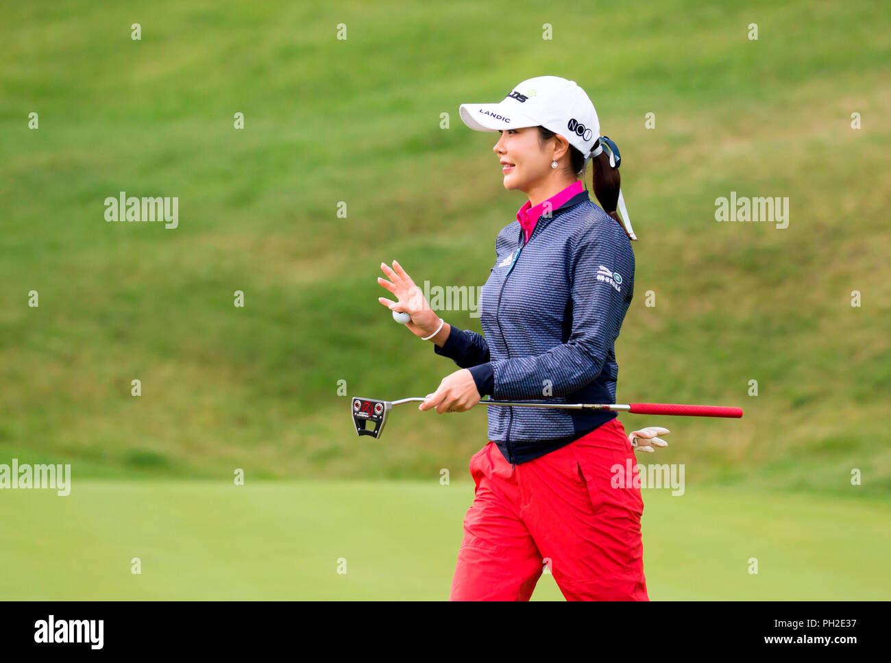 Jeongseon, a est di Seoul, Corea del Sud. 25 Ago, 2018. Shin-Ae Ahn (KOR) Golf : Shin-Ae Ahn del Sud Corea riconosce la galleria su 10 il verde durante la seconda tornata di KLPGA ALTA1 Resort Ladies Open 2018 all'Alta1 Country Club in Jeongseon, a est di Seoul, Corea del Sud . Credito: Lee Jae-Won/AFLO/Alamy Live News Foto Stock