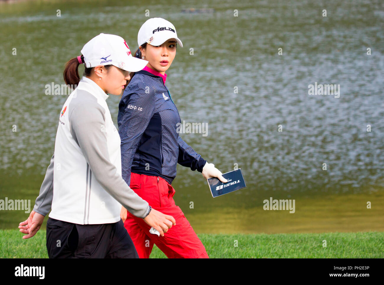 Jeongseon, a est di Seoul, Corea del Sud. 25 Ago, 2018. Shin-Ae Ahn (KOR) Golf : Shin-Ae Ahn (R) della Corea del Sud le passeggiate sulla undicesima fairway durante il secondo turno di KLPGA ALTA1 Resort Ladies Open 2018 all'Alta1 Country Club in Jeongseon, a est di Seoul, Corea del Sud . Credito: Lee Jae-Won/AFLO/Alamy Live News Foto Stock