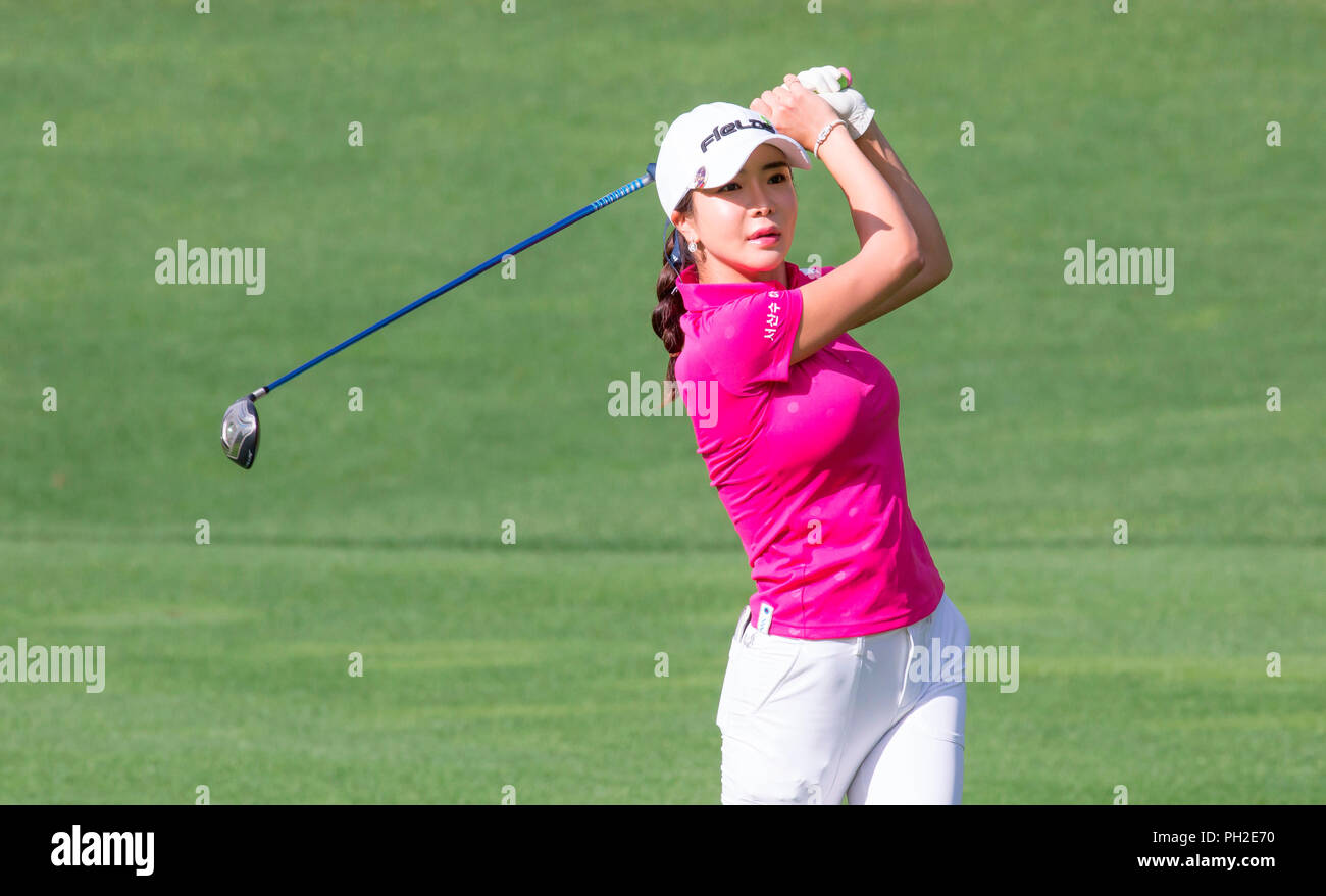 Jeongseon, a est di Seoul, Corea del Sud. 25 Ago, 2018. Shin-Ae Ahn (KOR) Golf : Shin-Ae Ahn della Corea del Sud guarda il suo colpo sulla 15a fairway durante il secondo turno di KLPGA ALTA1 Resort Ladies Open 2018 all'Alta1 Country Club in Jeongseon, a est di Seoul, Corea del Sud . Credito: Lee Jae-Won/AFLO/Alamy Live News Foto Stock