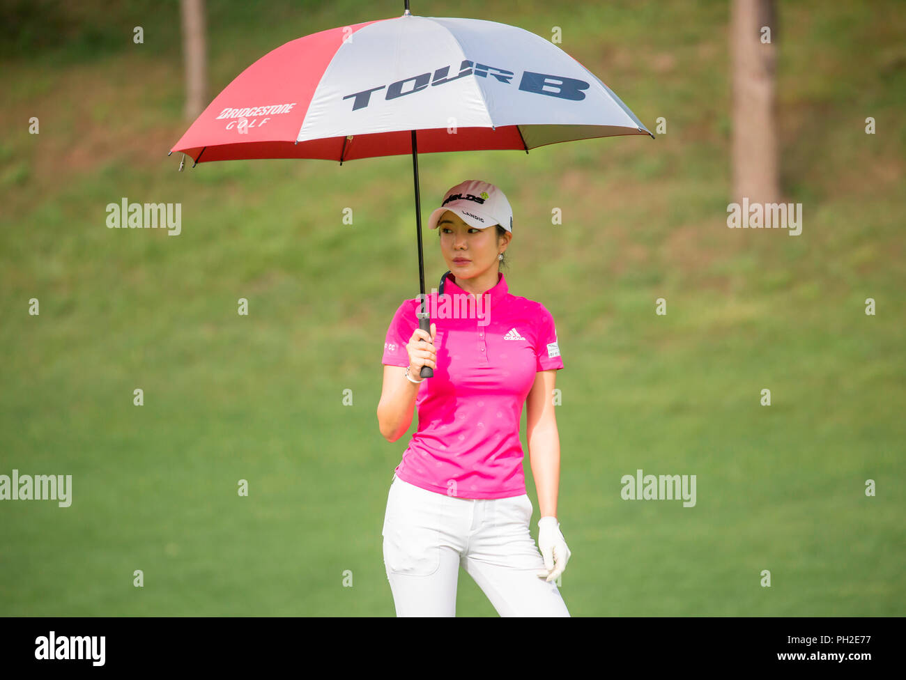 Jeongseon, a est di Seoul, Corea del Sud. 25 Ago, 2018. Shin-Ae Ahn (KOR) Golf : Shin-Ae Ahn della Corea del Sud vi attende sulla 15a fairway durante il secondo turno di KLPGA ALTA1 Resort Ladies Open 2018 all'Alta1 Country Club in Jeongseon, a est di Seoul, Corea del Sud . Credito: Lee Jae-Won/AFLO/Alamy Live News Foto Stock