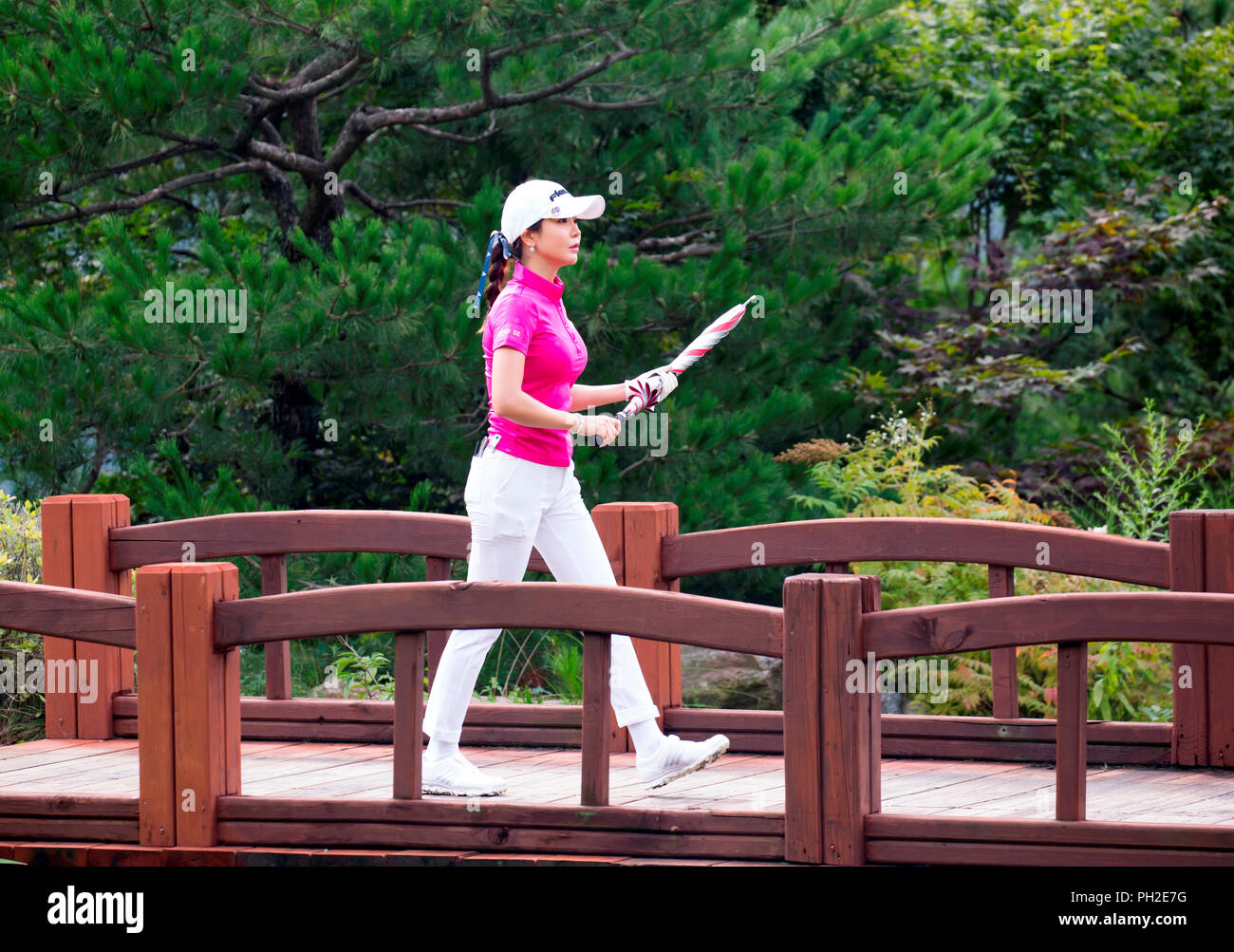 Jeongseon, a est di Seoul, Corea del Sud. 25 Ago, 2018. Shin-Ae Ahn (KOR) Golf : Shin-Ae Ahn della Corea del Sud le passeggiate sulla xvi fairway durante il secondo turno di KLPGA ALTA1 Resort Ladies Open 2018 all'Alta1 Country Club in Jeongseon, a est di Seoul, Corea del Sud . Credito: Lee Jae-Won/AFLO/Alamy Live News Foto Stock