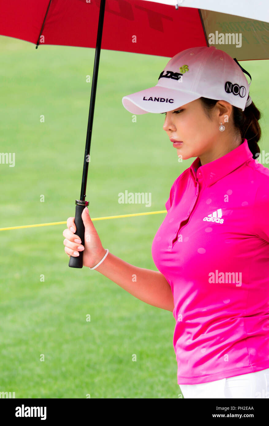 Jeongseon, a est di Seoul, Corea del Sud. 25 Ago, 2018. Shin-Ae Ahn (KOR) Golf : Shin-Ae Ahn della Corea del Sud passeggiate dopo spegnimento di rinvio alla seconda buca durante il secondo turno di KLPGA ALTA1 Resort Ladies Open 2018 all'Alta1 Country Club in Jeongseon, a est di Seoul, Corea del Sud . Credito: Lee Jae-Won/AFLO/Alamy Live News Foto Stock