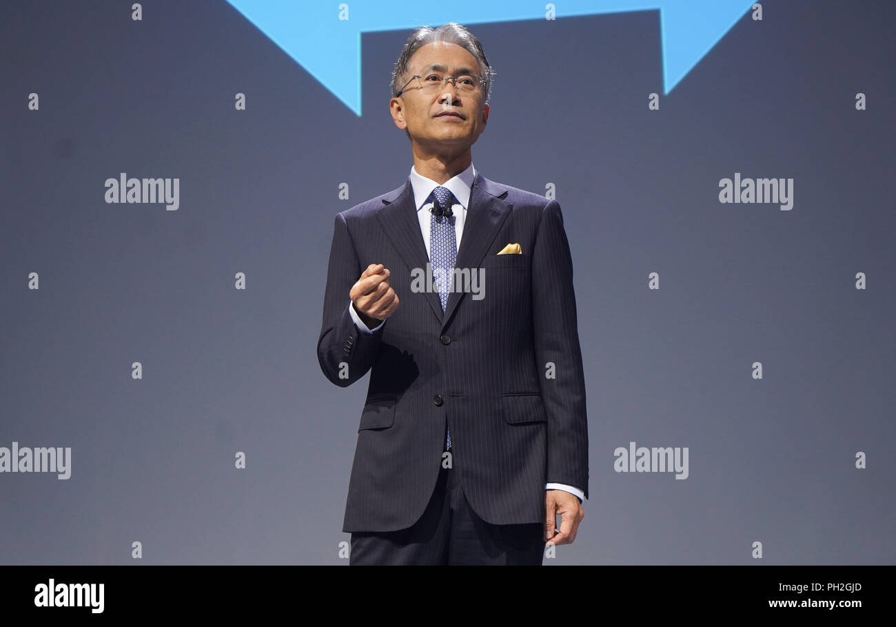 Germania Berlino. Il 30 agosto, 2018. Kenichiro Yoshida, CEO di Sony, presenta gli ultimi prodotti Sony sulla seconda giornata della stampa dell'IFA fiera di elettronica. Credito: Jörg Carstensen/dpa/Alamy Live News Foto Stock