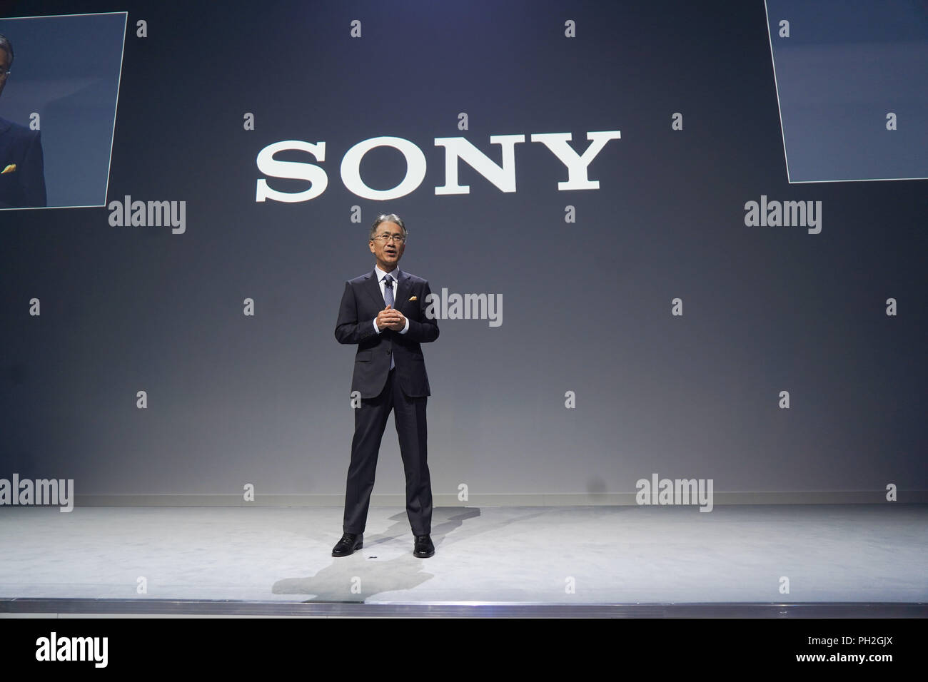 Germania Berlino. Il 30 agosto, 2018. Kenichiro Yoshida, CEO di Sony, presenta gli ultimi prodotti Sony sulla seconda giornata della stampa dell'IFA fiera di elettronica. Credito: Jörg Carstensen/dpa/Alamy Live News Foto Stock