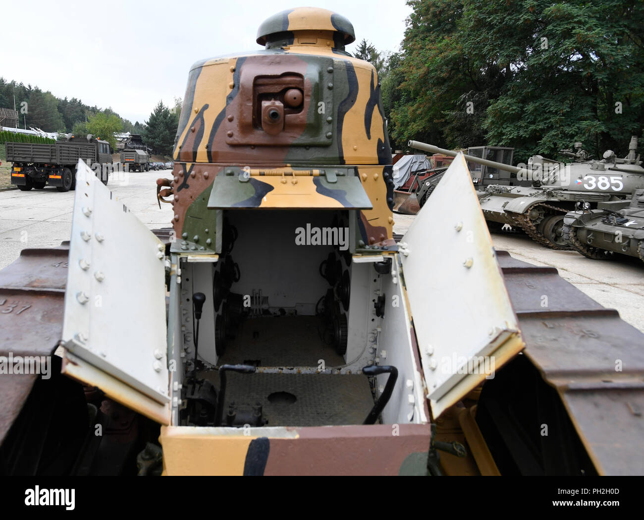 Lesany, Repubblica Ceca. Il 30 agosto, 2018. Una Renault FT-17 luce storico serbatoio è stato trasferito da un museo francese al militare Museo Tecnico in Lesany, nella Repubblica ceca il 30 agosto 2018. Il primo serbatoio in arsenale dell'esercito cecoslovacco sarà presente il 1 settembre durante la giornata del serbatoio 2018 in occasione della creazione della Cecoslovacchia nel 1918. Credito: Michal Krumphanzl/CTK foto/Alamy Live News Foto Stock