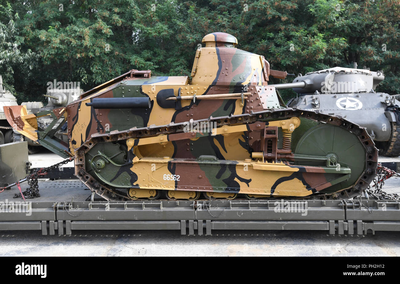 Lesany, Repubblica Ceca. Il 30 agosto, 2018. Una Renault FT-17 luce storico serbatoio è stato trasferito da un museo francese al militare Museo Tecnico in Lesany, nella Repubblica ceca il 30 agosto 2018. Il primo serbatoio in arsenale dell'esercito cecoslovacco sarà presente il 1 settembre durante la giornata del serbatoio 2018 in occasione della creazione della Cecoslovacchia nel 1918. Credito: Michal Krumphanzl/CTK foto/Alamy Live News Foto Stock