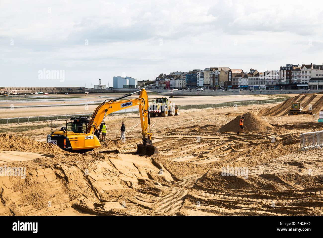 Margate, Regno Unito. Il 30 agosto 2018. Parte di Margate Golden sands sono state recintate in preparazione per la Red Bull di Quicksand evento del 1 settembre, ha avviato i lavori con escavatori e bulldozer spostando enormi quantità di sabbia per formare castelli ,rulli e trincee su un mezzo miglio corso. I concorrenti devono fare 2 circuiti di questa energia indebolendo corso in meno di venti minuti per avere possibilità di progredire attraverso il successivo calore. Credito: ernie giordania/Alamy Live News Foto Stock