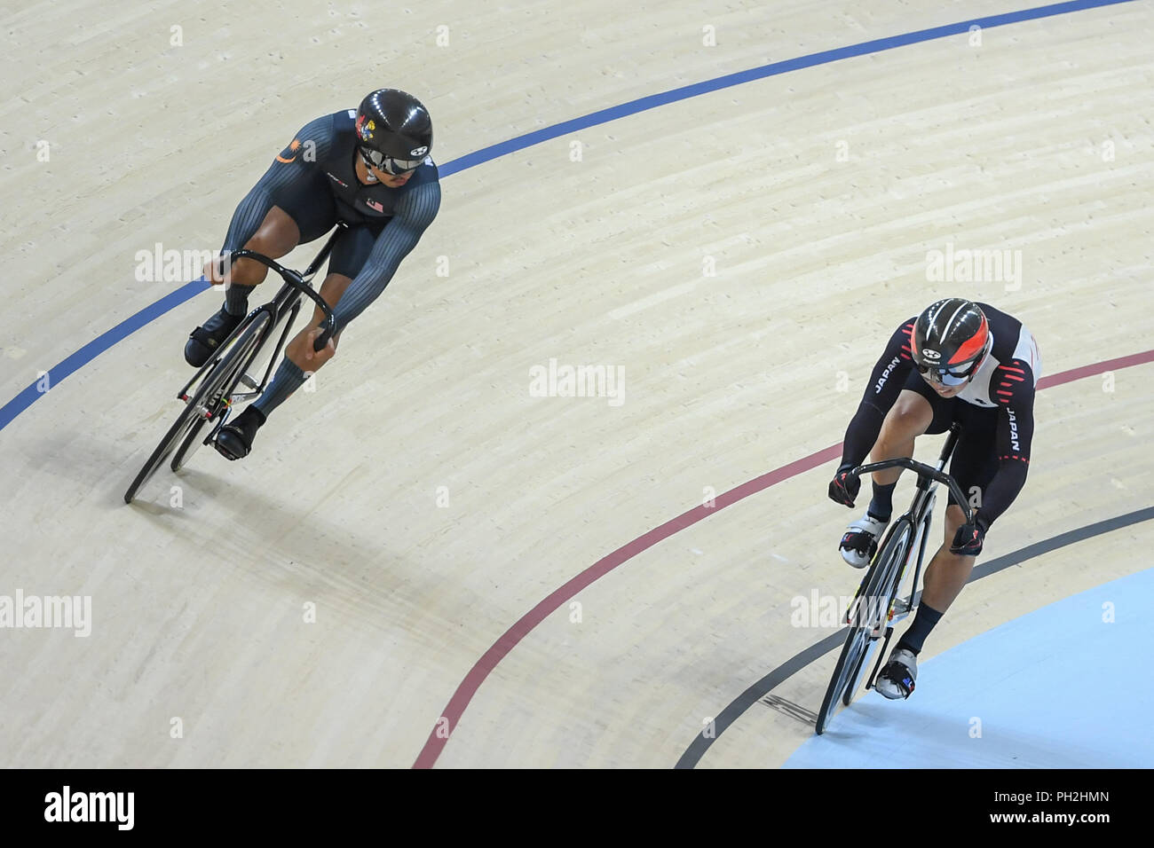 Jakarta, Indonesia. Il 30 agosto, 2018. Mohd Azizulhasni Awang (L) della Malesia compete durante la pista ciclabile uomini sprint evento al XVIII Giochi Asiatici in Jakarta, Indonesia, il 30 agosto 2018. Credito: Xinhua/Alamy Live News Foto Stock