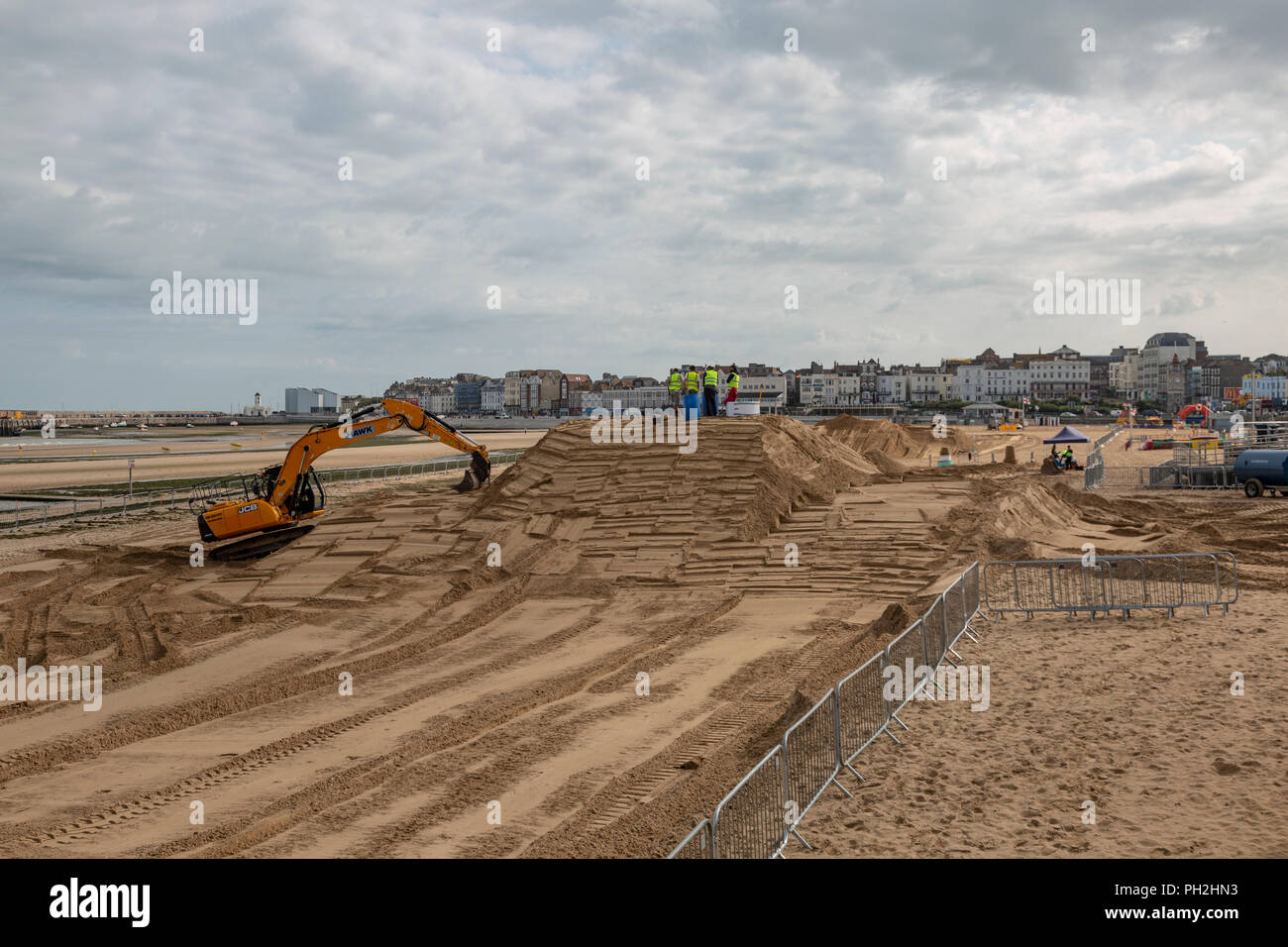 Margate, Regno Unito. Il 30 agosto 2018. Parte di Margate Golden sands sono state recintate in preparazione per la Red Bull di Quicksand evento del 1 settembre, ha avviato i lavori con escavatori e bulldozer spostando enormi quantità di sabbia per formare castelli ,rulli e trincee su un mezzo miglio corso. I concorrenti devono fare 2 circuiti di questa energia indebolendo corso in meno di venti minuti per avere possibilità di progredire attraverso il successivo calore. Credito: ernie giordania/Alamy Live News Foto Stock