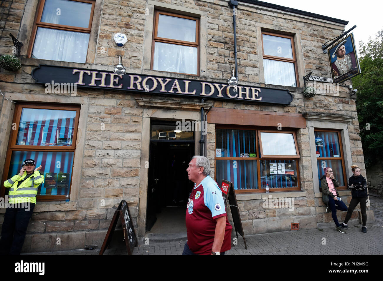 Burnley, Regno Unito. Il 30 agosto 2018. Una vista generale della Royal Dyche Pub prima della UEFA Europa League Play-Off Round seconda gamba match tra Burnley e Olympiakos a Turf Moor il 30 agosto 2018 a Burnley, Inghilterra. Credito: Immagini di PHC/Alamy Live News Foto Stock