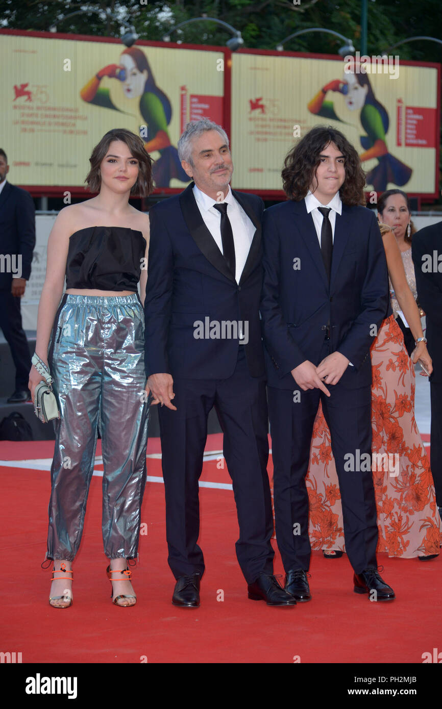 Venezia, Italia. Il 30 agosto, 2018. 75° Festival del Cinema di Venezia, RedCarpet film "Roma". Nella foto: Tess Bu CuarÃ³n, Alfonso CuarÃ³n, Olmo Teodoro CuarÃ³n Credit: Indipendente Photo Agency Srl/Alamy Live News Foto Stock