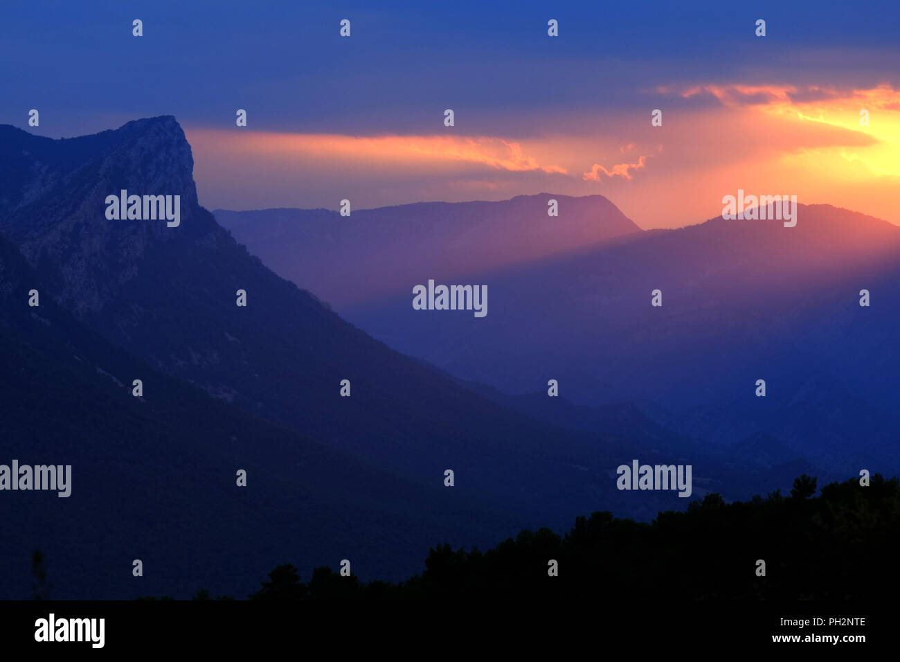 Fumoso paesaggio di montagna con raggi solari, Pirenei spagnoli, la Catalogna. Foto Stock