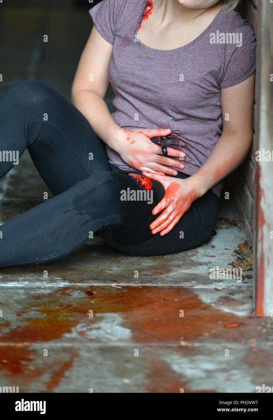 Mock-up di una vittima pugnalata in un portale Foto Stock