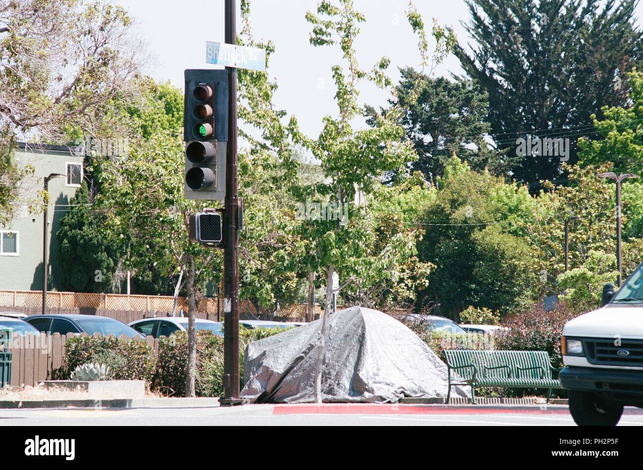 Tenda sul marciapiede vicino a Shattuck Avenue, parte di un accampamento senza dimora nel centro di Berkeley, California, 21 maggio 2018. () Foto Stock