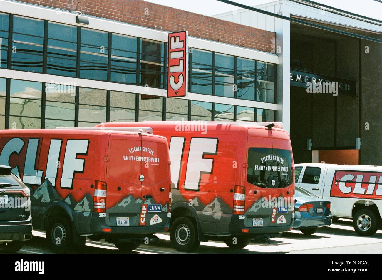 Ingresso alla sede della nutrizione bar maker Clif Bar nel centro cittadino di Emeryville, California con il logo e i veicoli visibile, Giugno 12, 2018. () Foto Stock