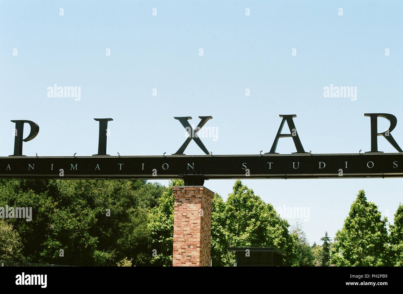 Close-up di firmare al cancello di ingresso della Pixar animation studios di Emeryville, California, 12 giugno 2018. () Foto Stock