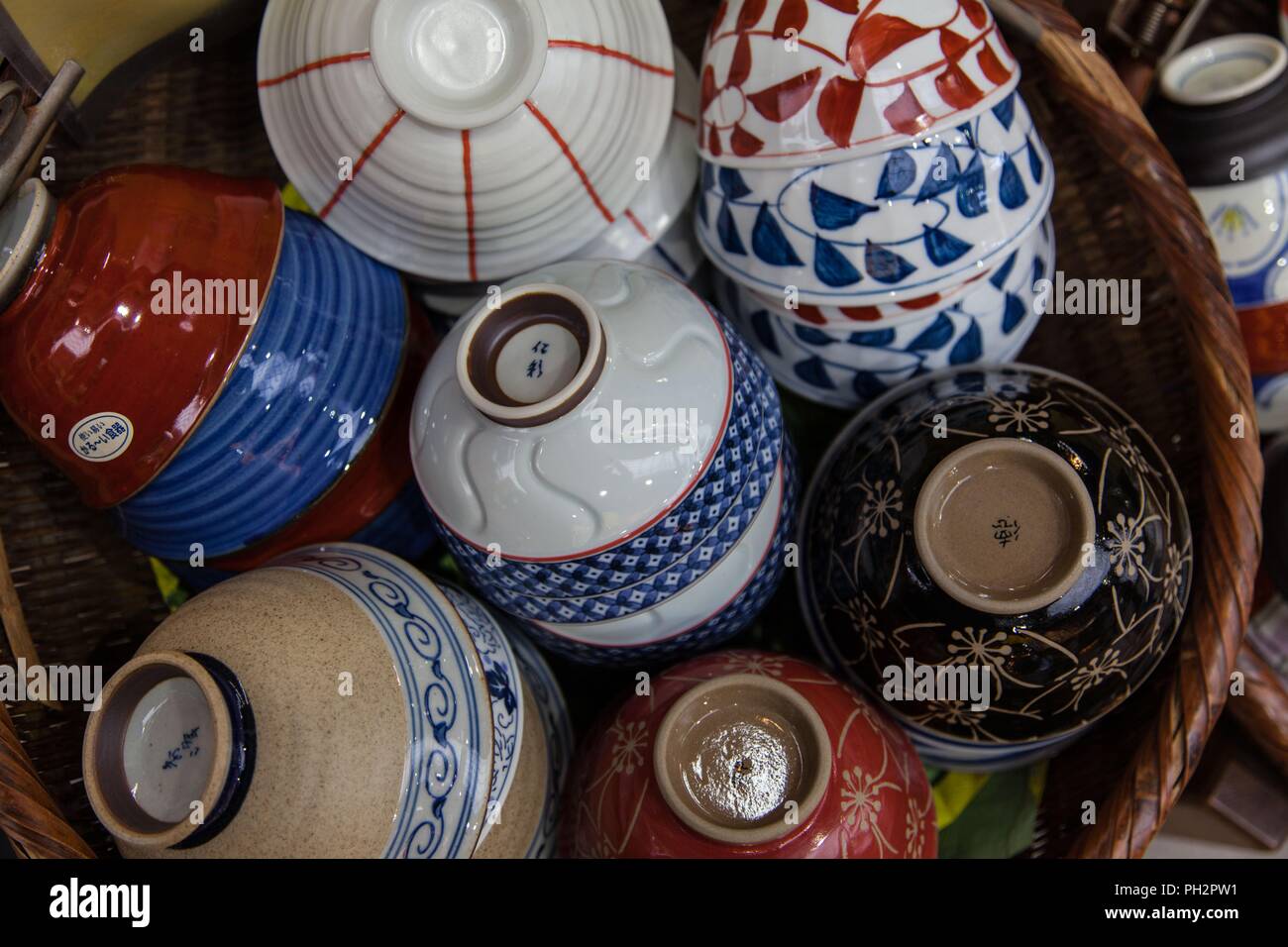 Mazzetto di colorati ciotole di riso nella cucina Kappabashi Town, Asakusa, Tokyo, Giappone, 10 novembre 2017. () Foto Stock