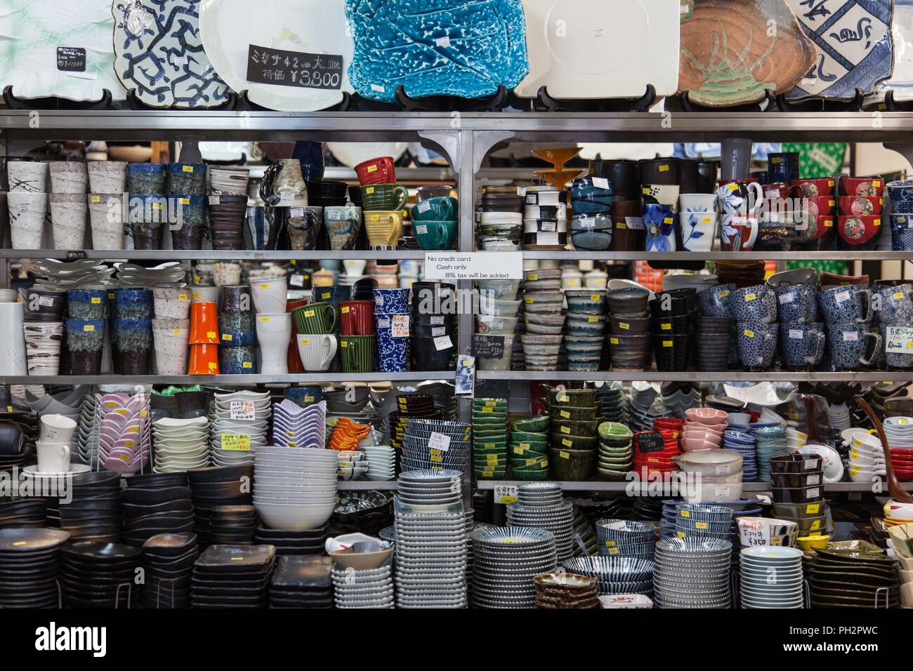 Grappolo di riso colorata ciotole e tazze accantonato in un negozio di Kappabashi cucina comune, Asakusa, Tokyo, Giappone, 10 novembre 2017. () Foto Stock