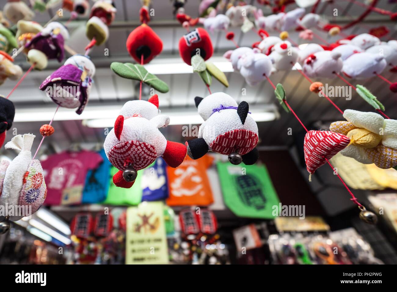 Colorato giocattoli imbottiti appesa ad un soffitto in cucina Kappabashi Town, Asakusa, Tokyo, Giappone, 10 novembre 2017. () Foto Stock