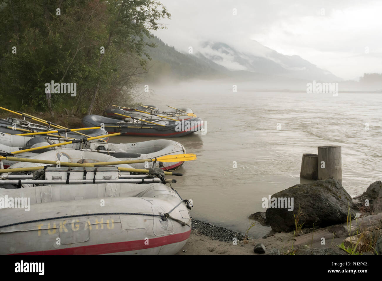 Zattere schierate pronto per essere utilizzato in un galleggiante viaggio attraverso l'Alaska Chilkat aquila calva conservare sul fiume Chilkat vicino Haines, Alaska, Stati Uniti d'America. Foto Stock