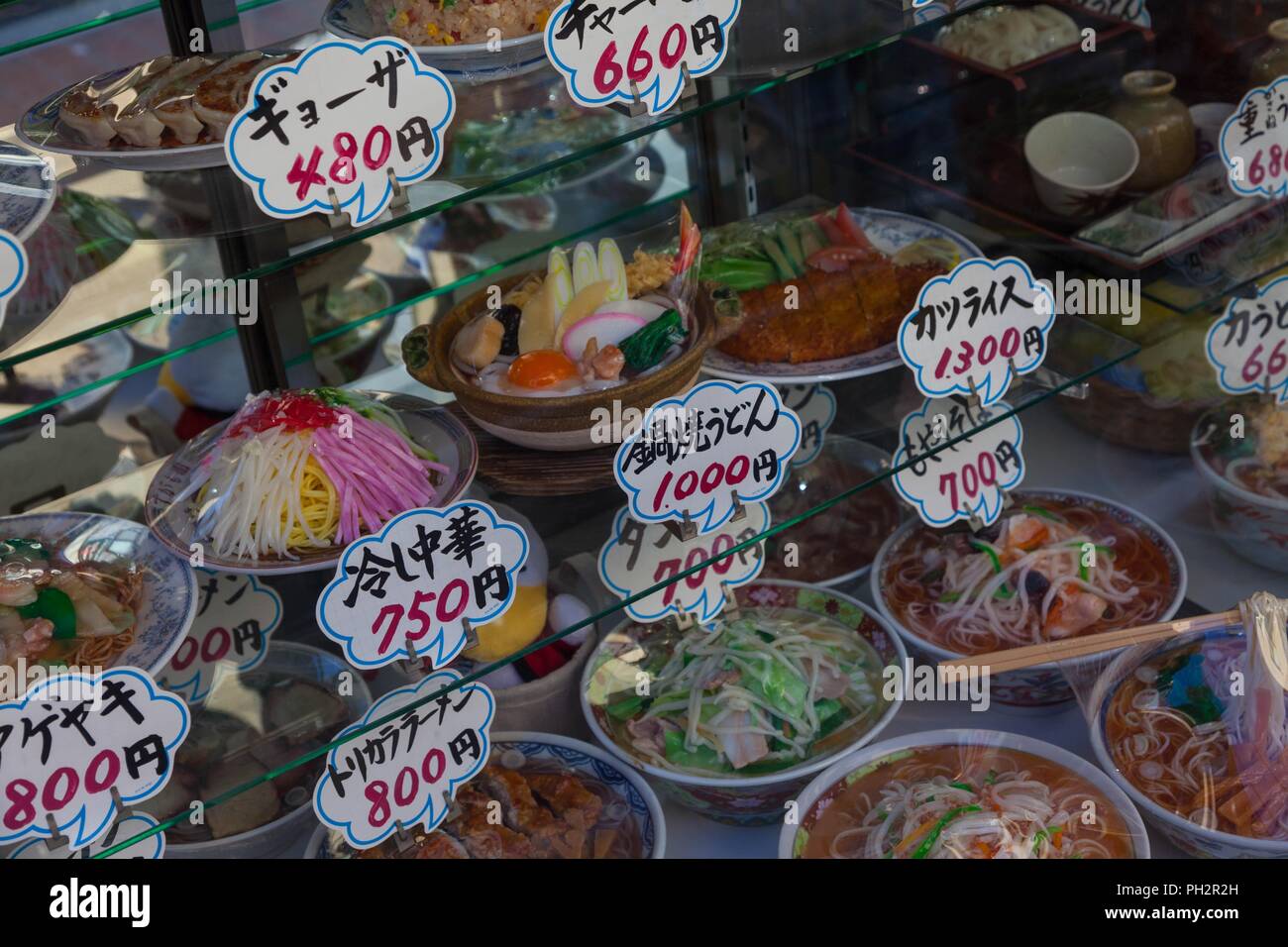 In plastica colorata modelli alimentari viene visualizzato davanti al ristorante dell'Jizo-Dori Shopping Street, Sugamo, Tokyo, Giappone, Dicembre 13, 2017. () Foto Stock