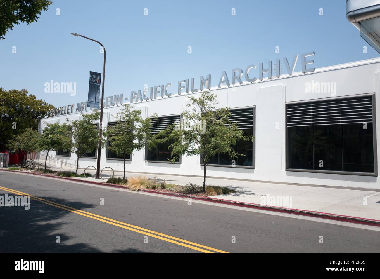 Facciata con segno presso il Berkeley Art Museum e il Pacific Film Archive (BAMPFA) nel centro di Berkeley, California, il 3 luglio 2018. () Foto Stock