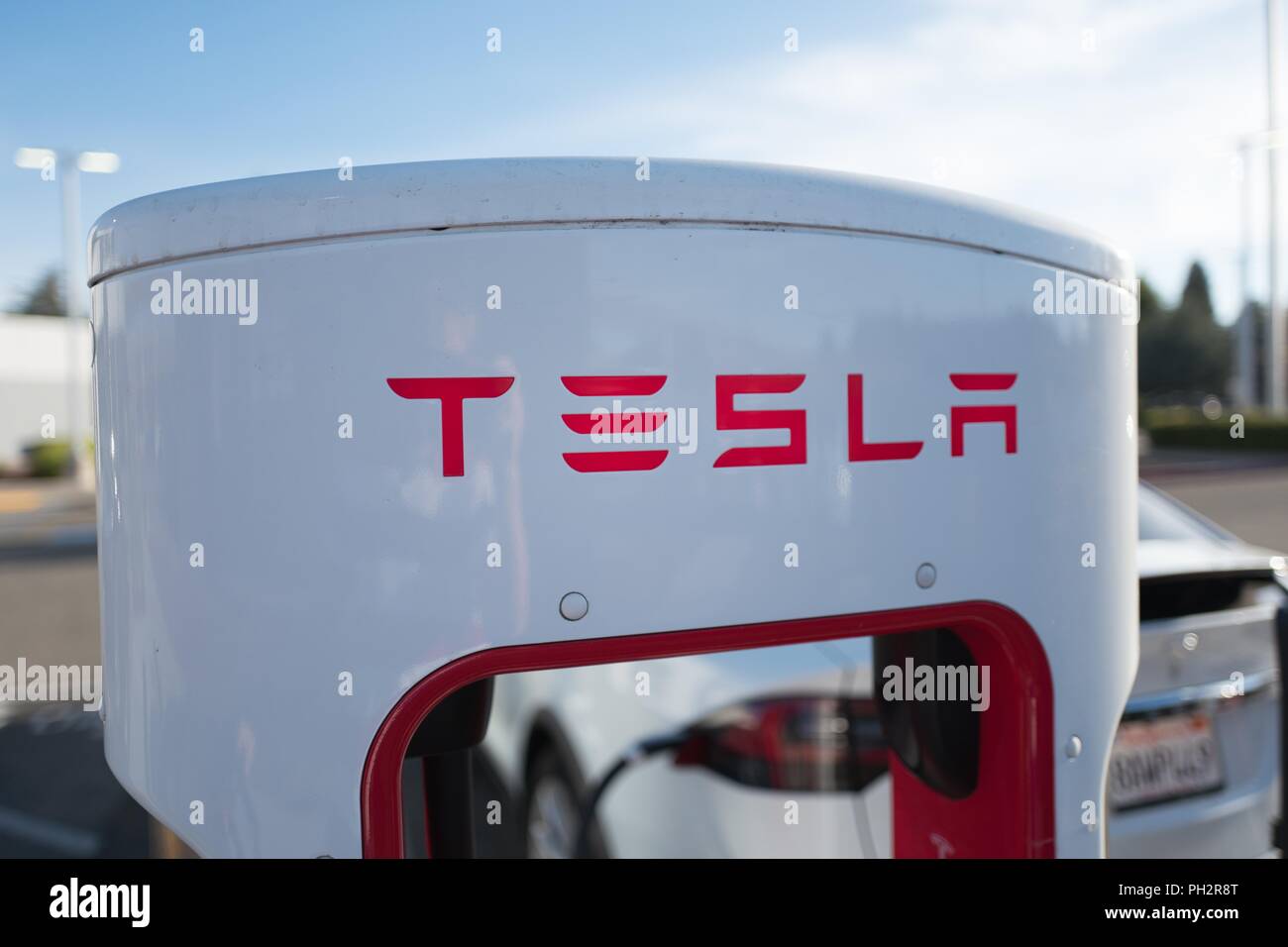 Close-up di Tesla Motors logo sul compressore del veicolo elettrico stazione di ricarica, con automobile in background, a Pleasanton, California, 23 luglio, 2018. () Foto Stock