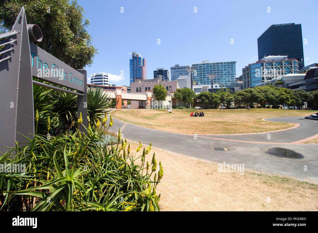 Lettura del segno il Centro Civico, con parco pubblico e gli edifici in background, in una giornata di sole a Wellington, Nuova Zelanda, Novembre 28, 2017. () Foto Stock