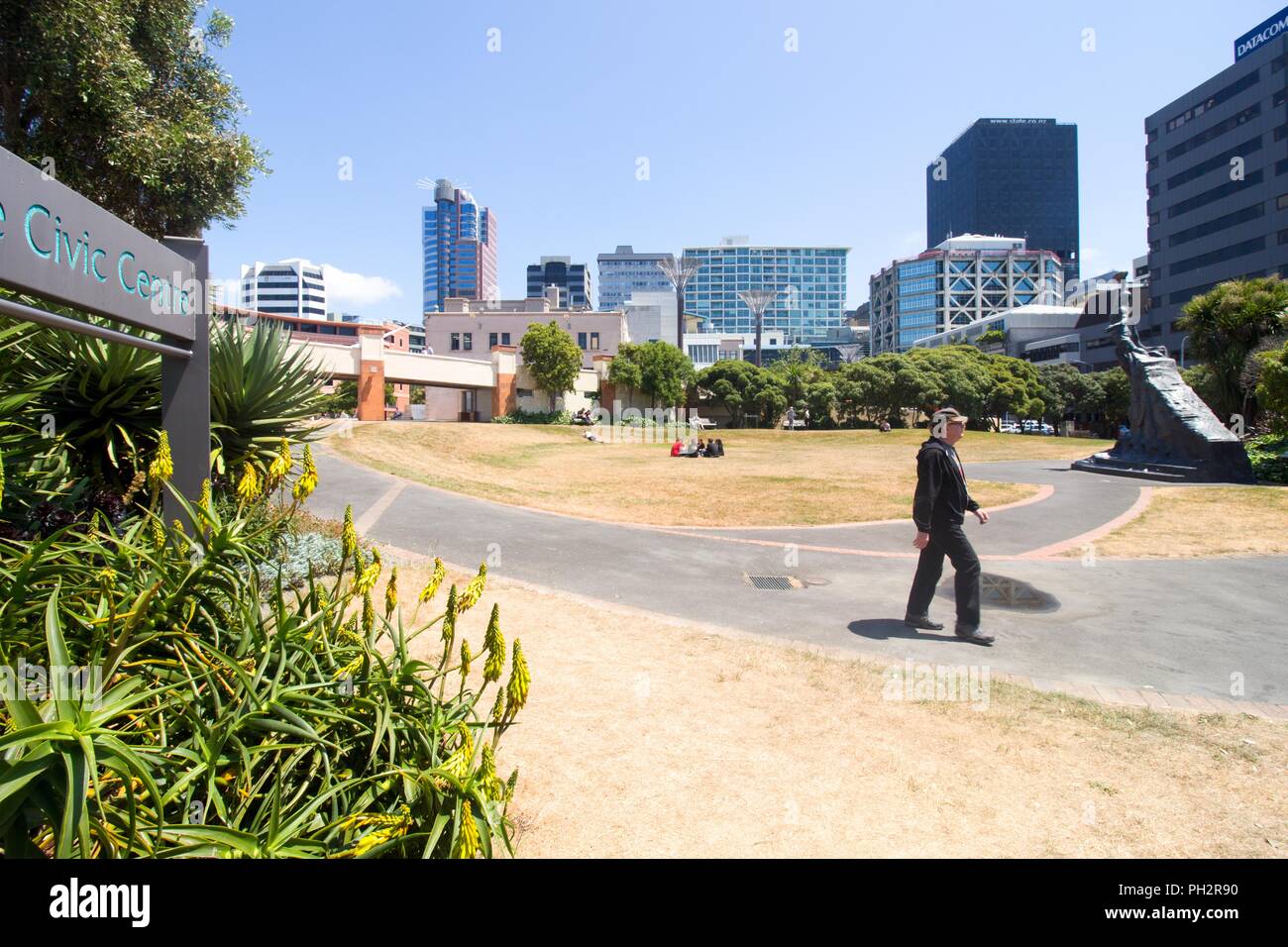 Un uomo cammina giù per un sentiero passato un segno lettura Civic Center nel centro di Wellington, Nuova Zelanda, 28 novembre 2017. () Foto Stock