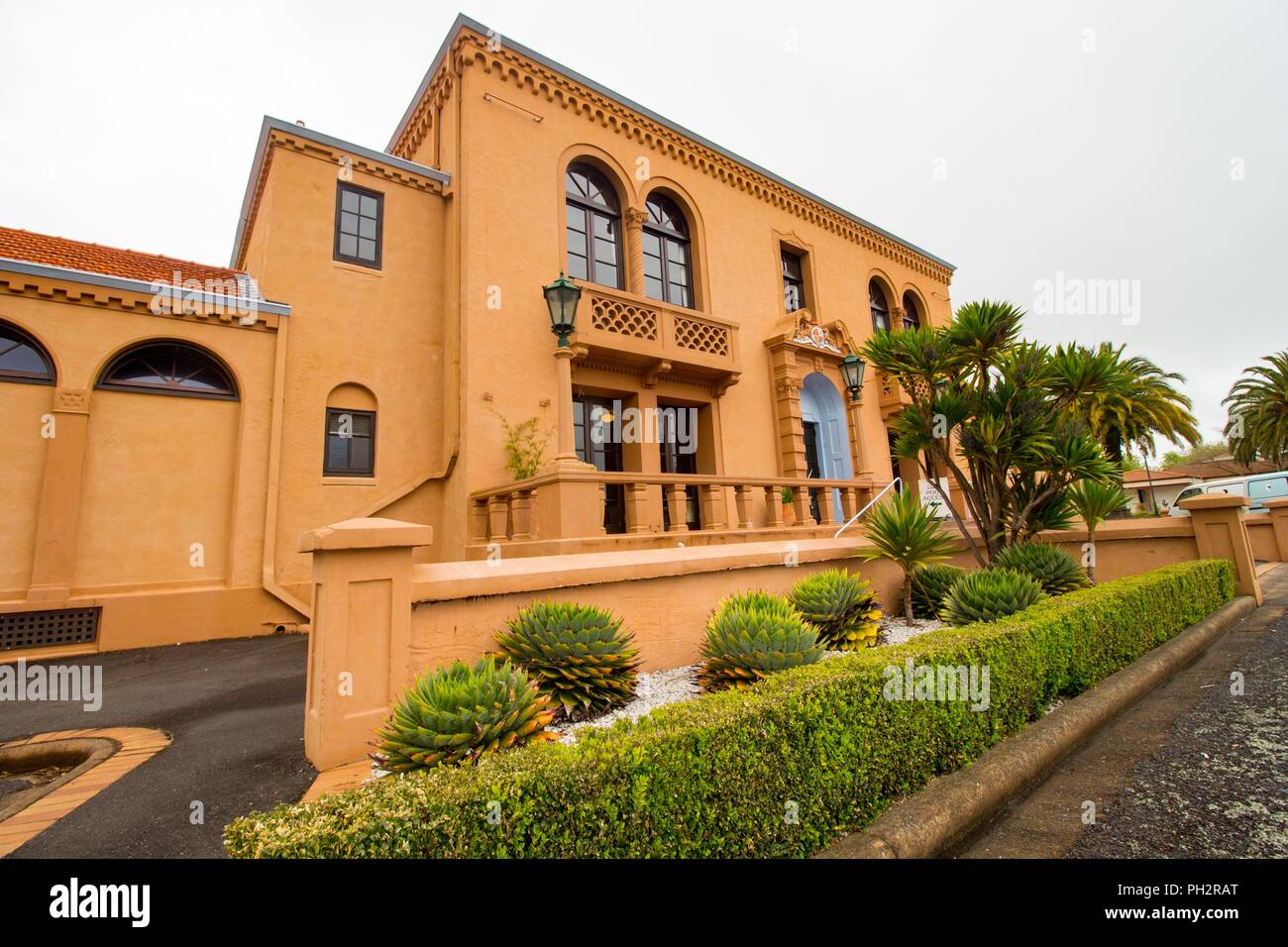 Spagnolo in stile Missione bagni blu bathhouse pubblico nei Giardini del Governo, Rotorua, Isola del nord, Nuova Zelanda, 3 novembre 2017. () Foto Stock