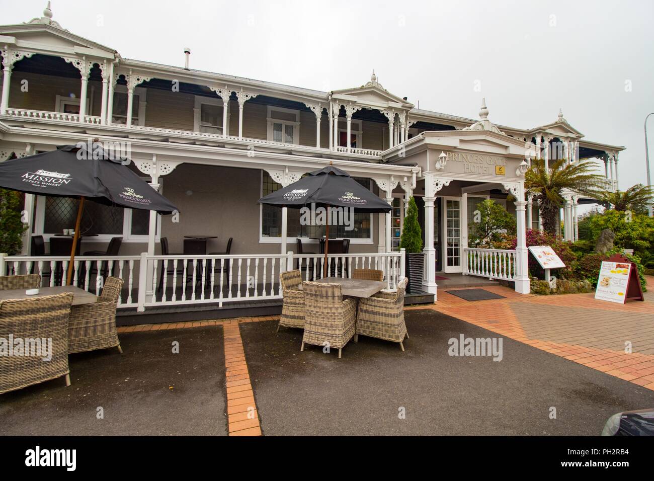 Il patio di fronte al Princes Gate Hotel vicino ai Giardini del Governo a Rotorua, Isola del nord, Nuova Zelanda, 3 novembre 2017. () Foto Stock