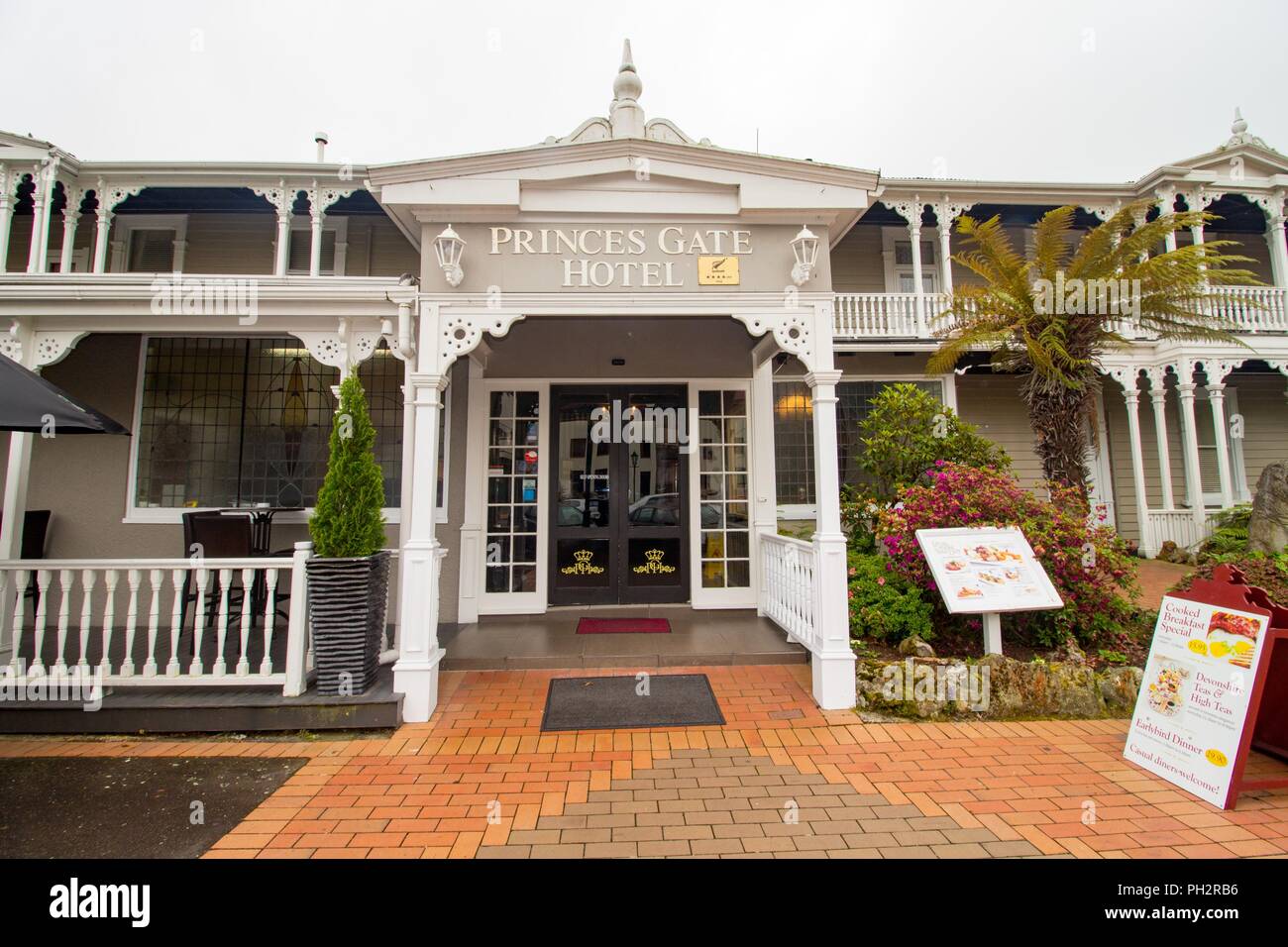 Ingresso al Princes Gate Hotel vicino ai Giardini del Governo a Rotorua, Isola del nord, Nuova Zelanda, 3 novembre 2017. () Foto Stock